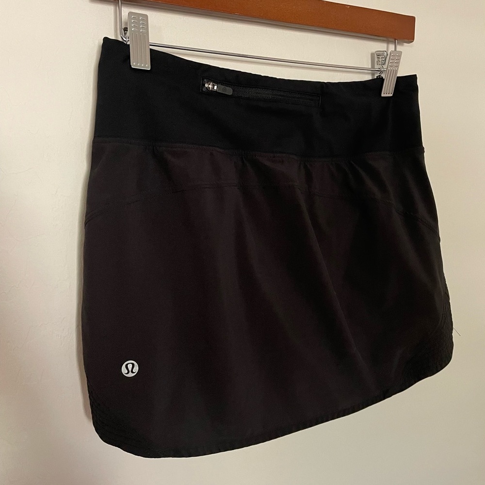 Preowned Lululemon black skirt size 6